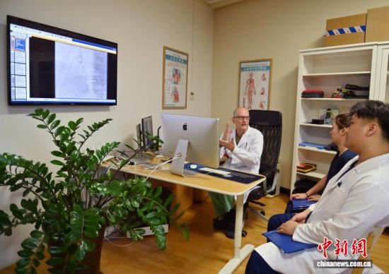 10��17���������L(zh��ng)����������(��һ)�������t(y��)���������g(sh��)��(j��ng)�(y��n)������ �z