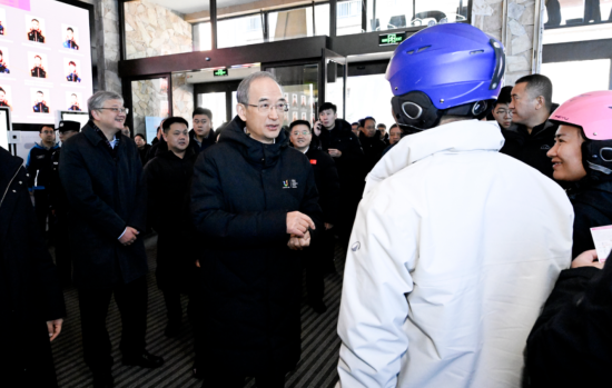 11��22��������ʡ2025-2026��ѩ���_���ߵ�31�ü����Fڡ��ѩ��(ji��)�_Ļʽ�ڼ����������ɻ����ȼم^(q��)�e����ʡί��ӛ�S��(qi��ng)��ѩ�ߴ�d�c��ʡ�ο��H�н�����