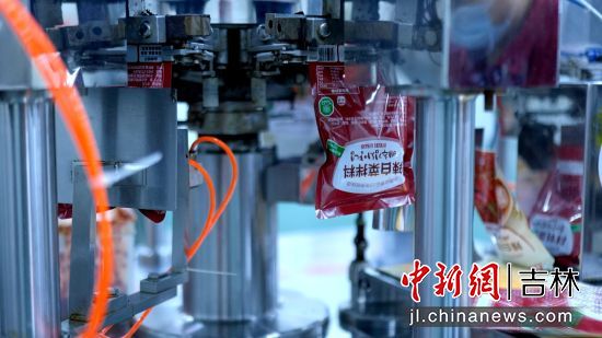 金剛山辣白菜實(shí)現(xiàn)自動(dòng)化預(yù)處理 延吉市委宣傳部/供圖 金剛山辣白菜實(shí)現(xiàn)自動(dòng)化預(yù)處理 延吉市委宣傳部/供圖