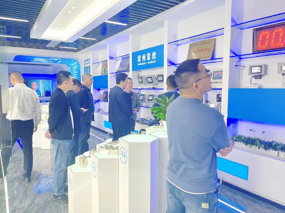 熱烈祝賀中國(guó)重型機(jī)械工業(yè)協(xié)會(huì)橋式起重機(jī)專業(yè)委員會(huì)九屆八次理 事會(huì)暨十屆一次會(huì)員大會(huì)在江蘇省常州市召開(kāi)順利召開(kāi)并圓滿結(jié)束！